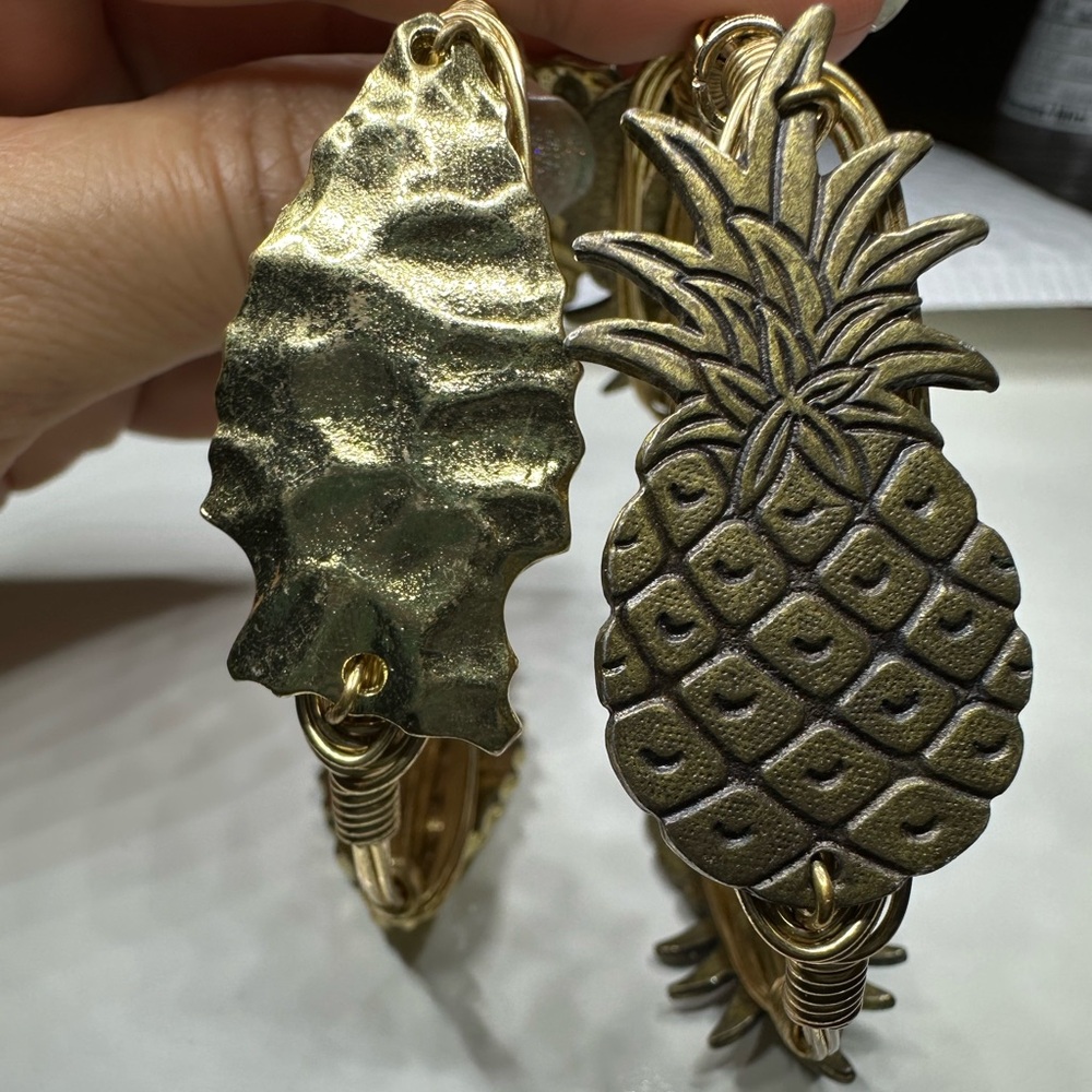 2 BOURBON AND BOWTIES Pineapple & Hammered Arrowhead Wire Bangle Bracelet 7”